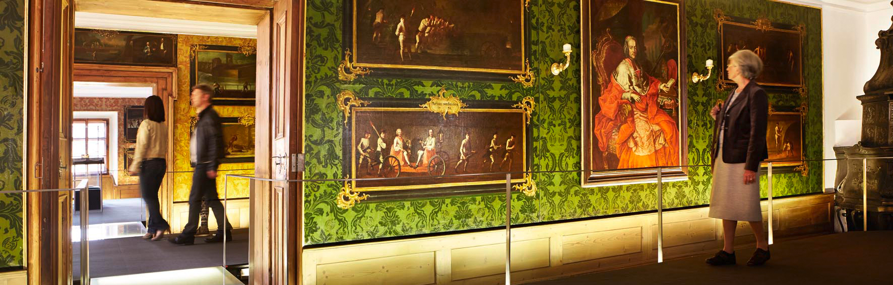 In den Fürstenzimmern im Keltenmuseum Hallein zeigen Gemälde aus dem 18. Jahrhundert Leben und Arbeiten in der Halleiner Salzstadt. © Keltenmuseum Hallein, Foto: Reinhard