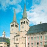 Die Westfassade der Berchtesgadener Stiftskirche mit dem anschließenden Propsteigebäude © H. Dopsch