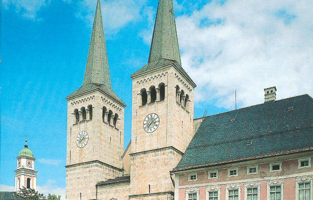Die Westfassade der Berchtesgadener Stiftskirche mit dem anschließenden Propsteigebäude © H. Dopsch