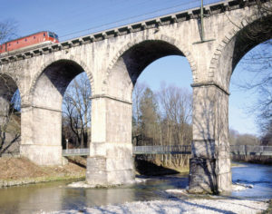 Der mächtige „Viadukt“ der Eisenbahnlinie von München nach Salzburg über die Traun – heute ein Wahrzeichen der Stadt. © Stadtarchiv Traunstein
