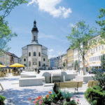 Die im Jahr 2000 abgeschlossene Sanierung hat dem Stadtplatz vieles von seinem ursprünglichen Charakter zurückgegeben. © Stadtarchiv Traunstein