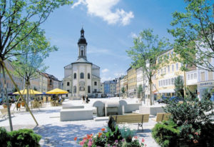 Die im Jahr 2000 abgeschlossene Sanierung hat dem Stadtplatz vieles von seinem ursprünglichen Charakter zurückgegeben. © Stadtarchiv Traunstein