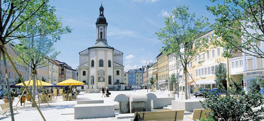 Die im Jahr 2000 abgeschlossene Sanierung hat dem Stadtplatz vieles von seinem ursprünglichen Charakter zurückgegeben. © Stadtarchiv Traunstein