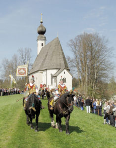 Tradition am Ostermontag vor großer Kulisse – der farbenprächtige Georgiritt mit Pferdesegnung an der Ettendorfer Kirche. © Stadtarchiv Traunstein