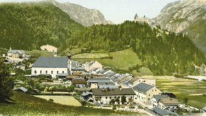 Werfen um 1900, im Hintergrund die Burg Hohenwerfen. Photochromiekarte von Purger u. Co, München; SLA, Fotosammlung A 4671; Reproduktion SLA)