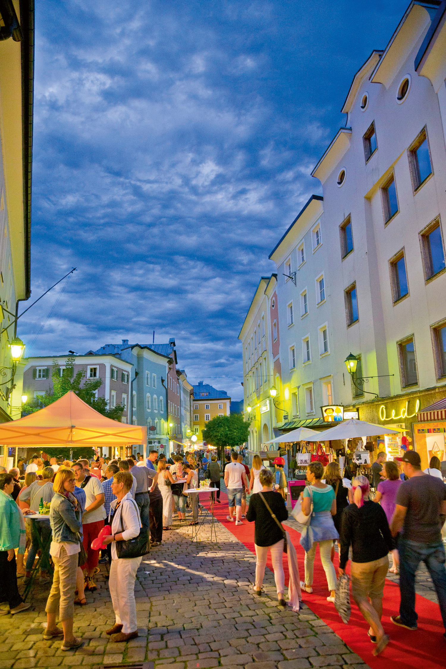 Nicht nur während des regelmäßigen „Moonlight Shopping“ präsentiert sich Hallein als attraktives und lebenswertes Ausflugs- und Einkaufsziel. © Tourismusverband Hallein, Foto: wildbild