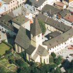 Die Pfarrkirche St. Maximilian, errichtet anstelle der ehem. Kloster- und Stiftskirche, mit dem Kastenhof und dem Kastenturm im Hintergrund © H. Dopsch