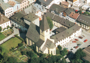 Die Pfarrkirche St. Maximilian, errichtet anstelle der ehem. Kloster- und Stiftskirche, mit dem Kastenhof und dem Kastenturm im Hintergrund © H. Dopsch