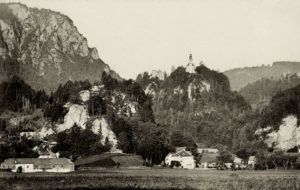 Am Fuße und auf den Gipfeln der markanten Karlsteiner Felsen entstanden am Ende der Jungsteinzeit menschliche Siedlungen. © J. Lang
