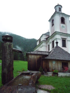 Quelle vor dem Gotteshaus von Maria Kirchenthal © J. Lang