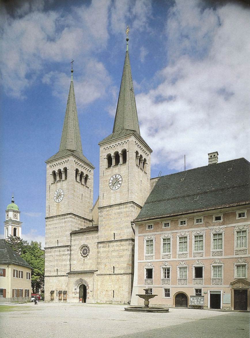 Die ehemalige Stiftskirche mit dem Probsteigebäude, einst Residenz der Fürstpröpste, seit 1810 im Besitz des Hauses Wittelsbach © Oskar Anrather