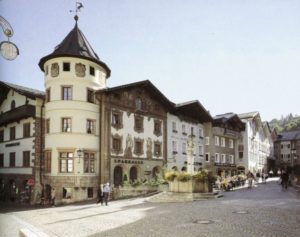 Das "Hirschenhaus", umgebaut 1892-1894 nach Plänen von Ludwig Thiersch, am Berchtesgadener Marktplatz mit dem Marktbrunnen © Oskar Anrather