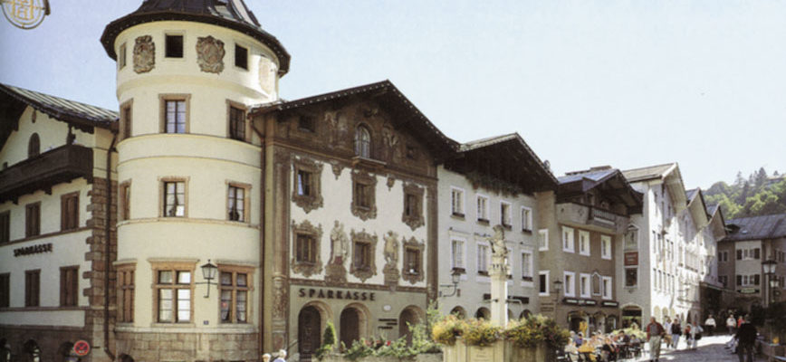 Das "Hirschenhaus", umgebaut 1892-1894 nach Plänen von Ludwig Thiersch, am Berchtesgadener Marktplatz mit dem Marktbrunnen © Oskar Anrather