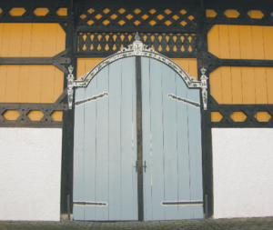 Toreinfahrt zum Pfarrhof des Klosterguts Harpfetsham © H. Roth