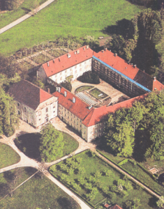 Das mittelalterliche Klosterareal auf der Herreninsel mit den Resten des "Inseldoms" während der Ausgrabungen 1983 © C. Soika
