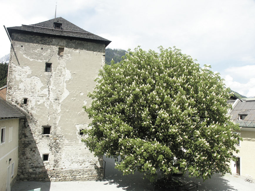 Der ehemals chiemseeische Kastenturm aus dem 13. Jh. © Ingrid Strauß