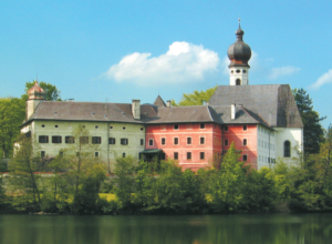 Das ehemalige Kloster Höglwörth liegt am gleichnamigen See.