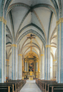 Inneres der dreischiffigen Hallenkirche in Laufen an der Salzach © H. Roth