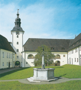 Stiftshof mit Michaelsbrunnen