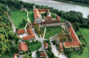 Die ehem. Zisterzienserabtei in Raitenhaslach aus der Vogelperspektive © H. Roth