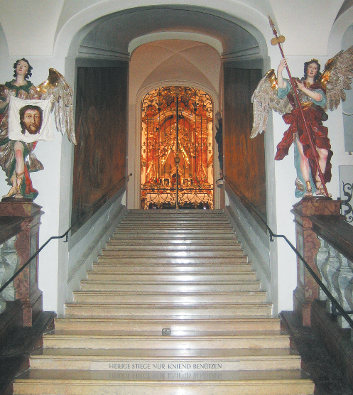 Die Heilige Stiege (1712) flankiert von Engeln mit "arma Christi" darf, wie das römische Vorbild, nur kniend benützt werden. © C. Schneeweiss