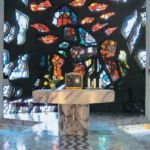 Glasbetonfenster von Max Weiler in der Kapelle © K. Birnbacher
