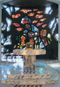 Glasbetonfenster von Max Weiler in der Kapelle © K. Birnbacher