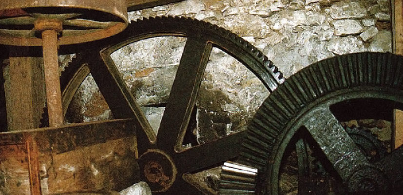 Innenleben der Röhrmoosmühle, in welcher die Biobauerngenossenschaft Biogetreide mahlen lässt. © Gemeinde Seeham