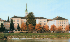 Das Provinzhaus der Barmherzigen Schwestern nahe dem Ufer der Salzach