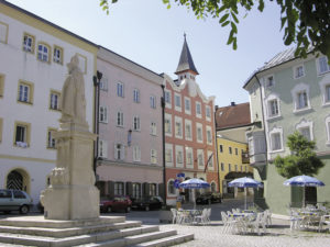 Unterer Stadtplatz mit Rupertus-Brunnen und Altem Rathaus. © S. Schwedler