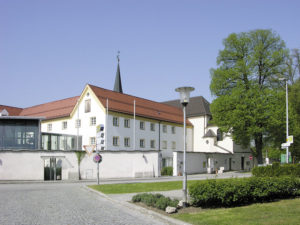 Das ehemalige Kapuzinerkloster, heute Bayerische Akademie für Naturschutz und Landschaftspflege. © H. Roth