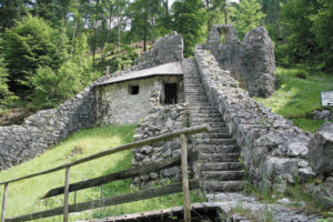 Die Mitte der 1980er Jahre renovierten bzw. freigelegten Reste der Befestigungsanlagen am Pass Strub. © Marktgemeinde Lofer