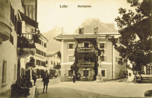 Marktplatz von Lofer mit Marienbrunnen um 1905. (Ansichtskarte, Verlag Josef Schmidt, Lofer; SLA, Fotosammlung A 20172; Reproduktion SLA)