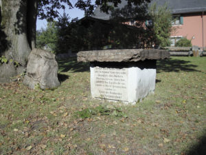 Der Schrannentisch im Ortszentrum markiert den Platz, wo in früheren Jahrhunderten die Gerichtsversammlungen abgehalten wurden. © Marktgemeinde Oberalm