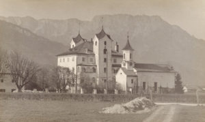 Schloss Haunsperg bei Oberalm um 1900. (SLA, Fotos Jurischek 812; Repro SLA)