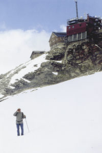 Das im Jahr 1886 gegründete Observatorium am Hohen Sonnblick (samt Zittelhaus) in seiner heutigen Gestalt ist noch immer die höchstgelegene Wetterbeobachtungsstation in den Alpen. © S. Kopp, Talmuseum Rauris; Repro SLA