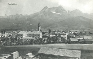 Saalfelden um 1900. (Ansichtskarte, Foto Würthle & Sohn, Wien, Salzburg, München; SLA, Fotosammlung A 4024; Reproduktion SLA)