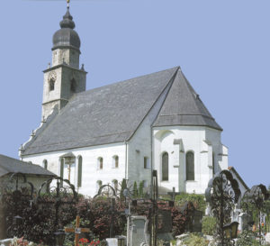 Die Pfarr- und Kollegiatstiftskirche zum hl. Petrus in Seekirchen von Südosten. © F. Moosleitner
