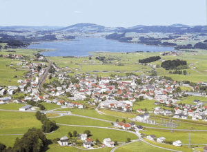 Blick über den Markt Seekirchen zum Wallersee um 1970. © L. Beckel/H. Dopsch