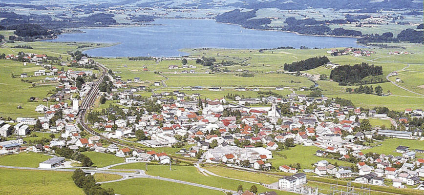 Blick über den Markt Seekirchen zum Wallersee um 1970. © L. Beckel/H. Dopsch