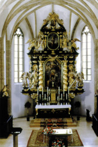 Der Hochaltar der Strasswalchener Pfarrkirche gilt als ein Frühwerk des großen Barockbildhauers Meinrad Guggenbichler (1649-1723). © H. Schopf