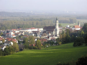 Blick auf die Stadt Tittmoning – im Hintergrund die Schlote des Kohlekraft-werkes Riedersbach, OÖ. © S. Schwedler
