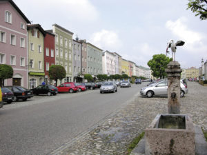 Westseite des Stadtplatzes mit Storchenbrunnen. © S. Schwedler