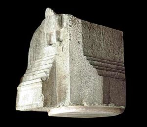 Fragment eines Grabaltars © O. und F. Harl, Foto O. Harl 2002