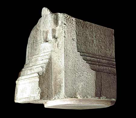 Fragment eines Grabaltars © O. Harl 2002