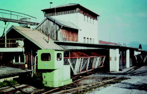 Vollbeladener Torfbahnzug fährt soeben am Torfwerk Ainring - Niederstraß ein (Oktober 1993). 10 Jahre später wurde das Torfwerk geschlossen © C.-D. Hotz