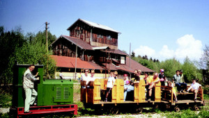 Feldbahnzug vor dem Torfbahnhof © Bayerisches Moor- und Torfmuseum/ Rottau