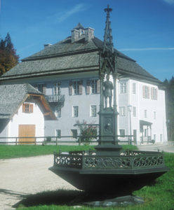 Außenansicht mit gusseisernem Brunnen © 