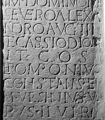 Votivaltar mit Konsuldatierung © O. Harl 2004