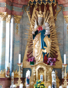 Madonna in der Pfarrkirche als Zentrum der Verehrung © C. Soika